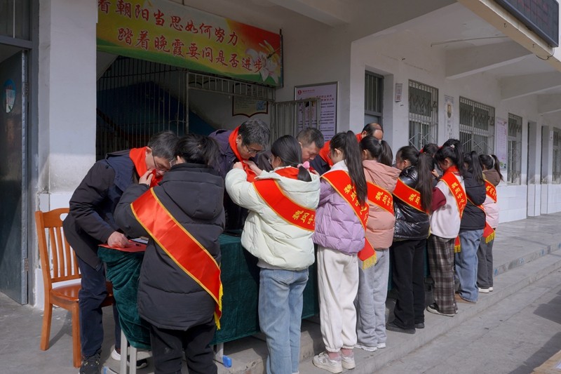 “情系魏岗 为爱守护”潢川县魏岗中心小学爱心校服捐赠发放仪式3.jpg