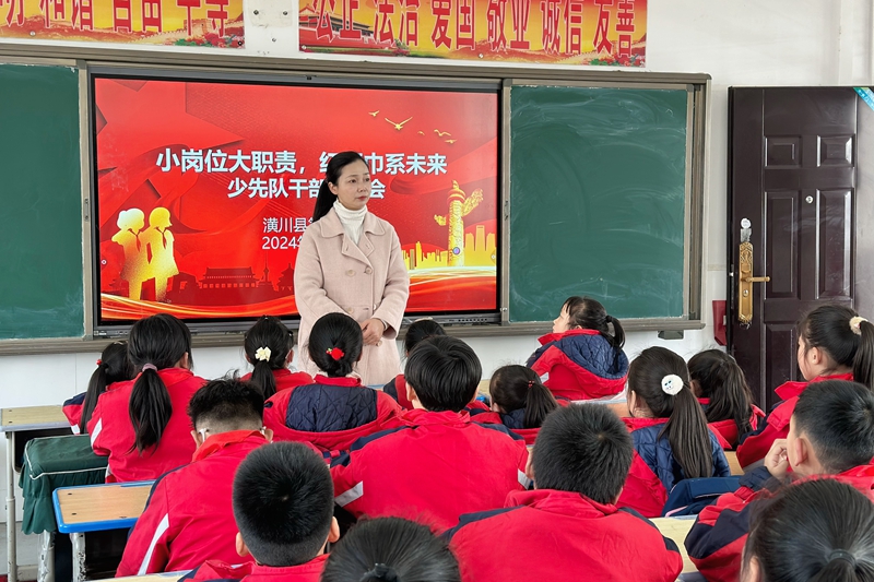 杨静校长.jpg 杨静校长.jpg