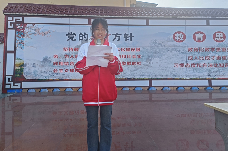 学生代表作动员演讲.jpg 学生代表作动员演讲.jpg