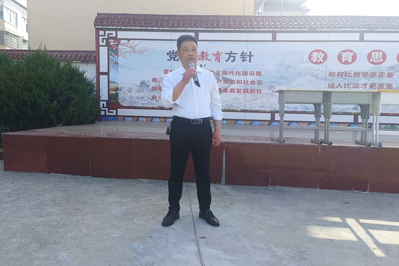 学校党支部书记、校长黄真军发表动员讲话.jpg 学校党支部书记、校长黄真军发表动员讲话.jpg