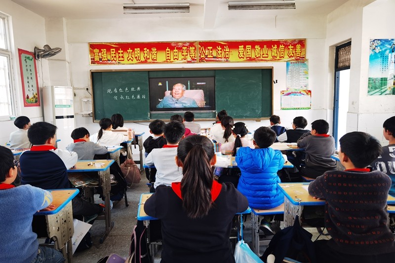 清明节观看红色经典影片.jpg