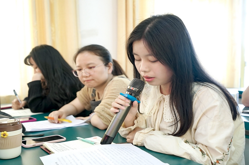 毛围孜小学教师代表发言.jpg