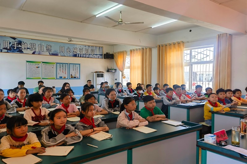 潢川县关工委红色故事宣讲团走进魏岗中心小学2 (1).jpg