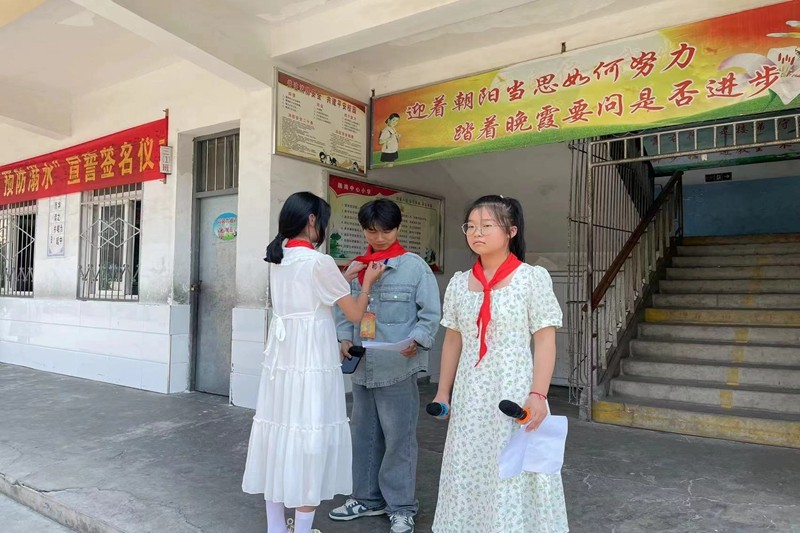 红领巾爱祖国,争做时代好队员——潢川县魏岗中心小学少先队新队员入队仪式2.jpg