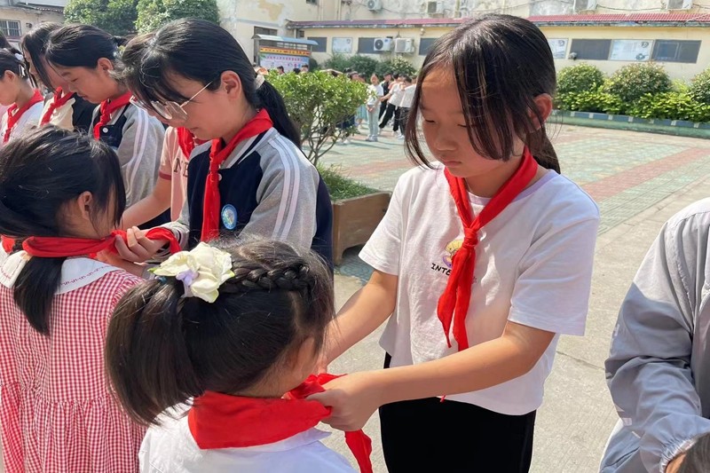 红领巾爱祖国,争做时代好队员——潢川县魏岗中心小学少先队新队员入队仪式3.jpg