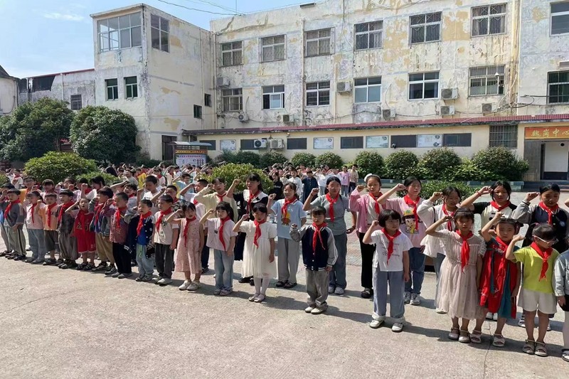 红领巾爱祖国,争做时代好队员——潢川县魏岗中心小学少先队新队员入队仪式4.jpg