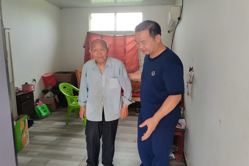 帮助院民撤离.jpg