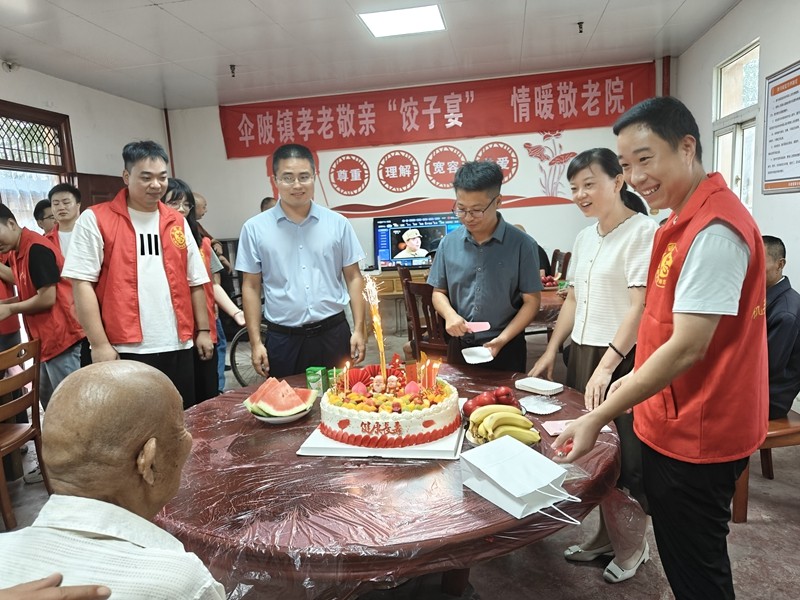 为老人过生日.jpg