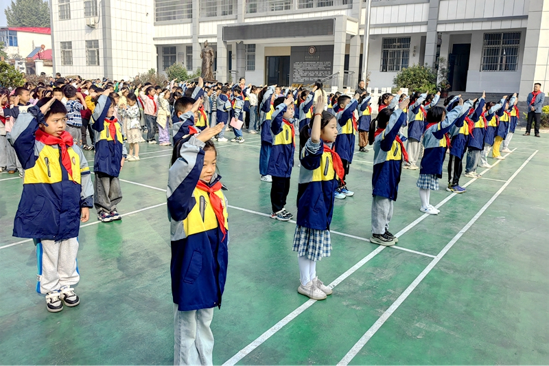 潢川县第一小学少先队建队日入队仪式9.jpg 潢川县第一小学少先队建队日入队仪式9.jpg