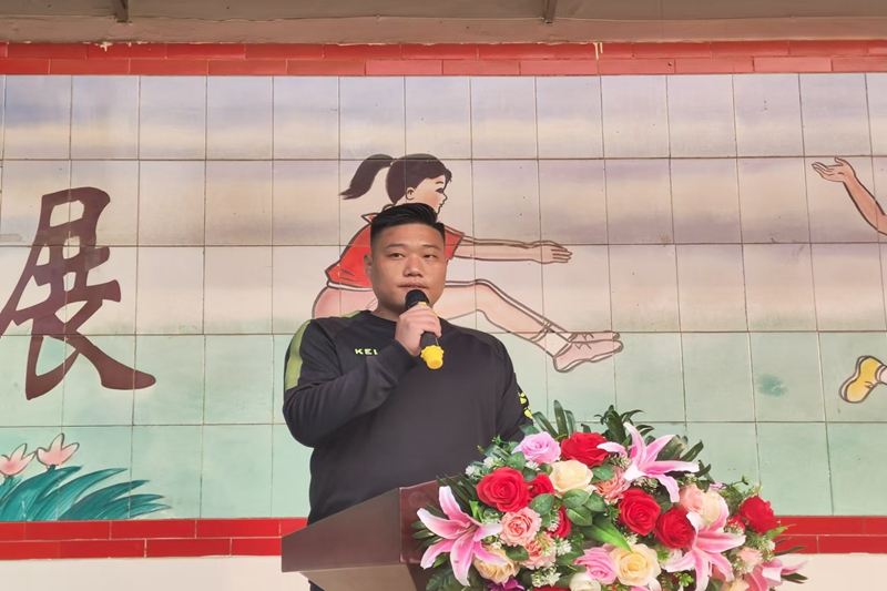 19行知小学体育负责人张俊儒宣读比赛成绩.jpg