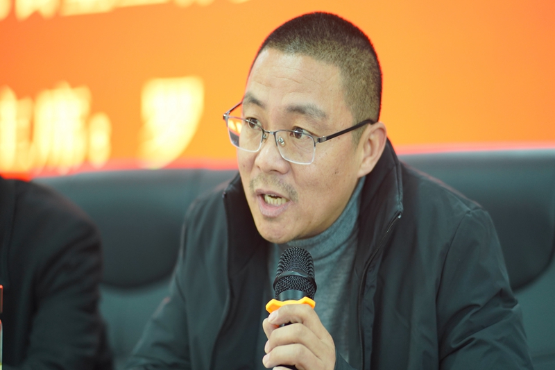 10.小学部工会主席罗齐安排安全和食堂工作.jpg 10.小学部工会主席罗齐安排安全和食堂工作.jpg